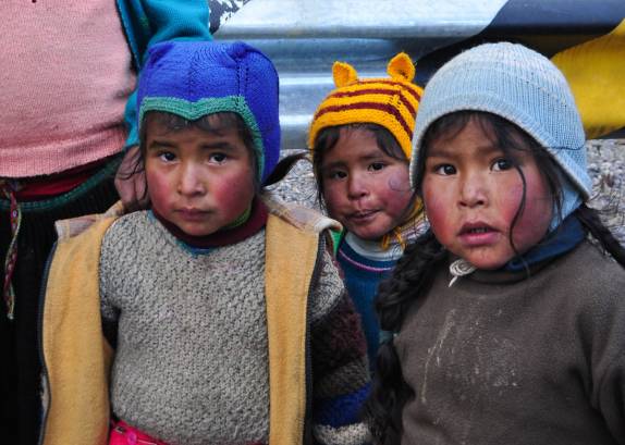 Encontro com crianças que vivem a mais de 4 mil metros de altitude na subida dos Andes na Carretera Transoceanica, em direção à Cusco, no Peru